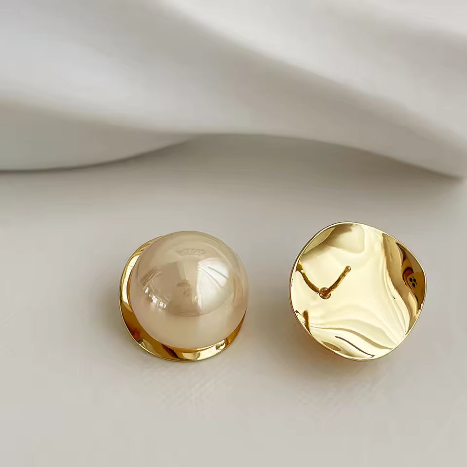 Elegant Gold Pearl Earrings – Minimalist Luxury Style
