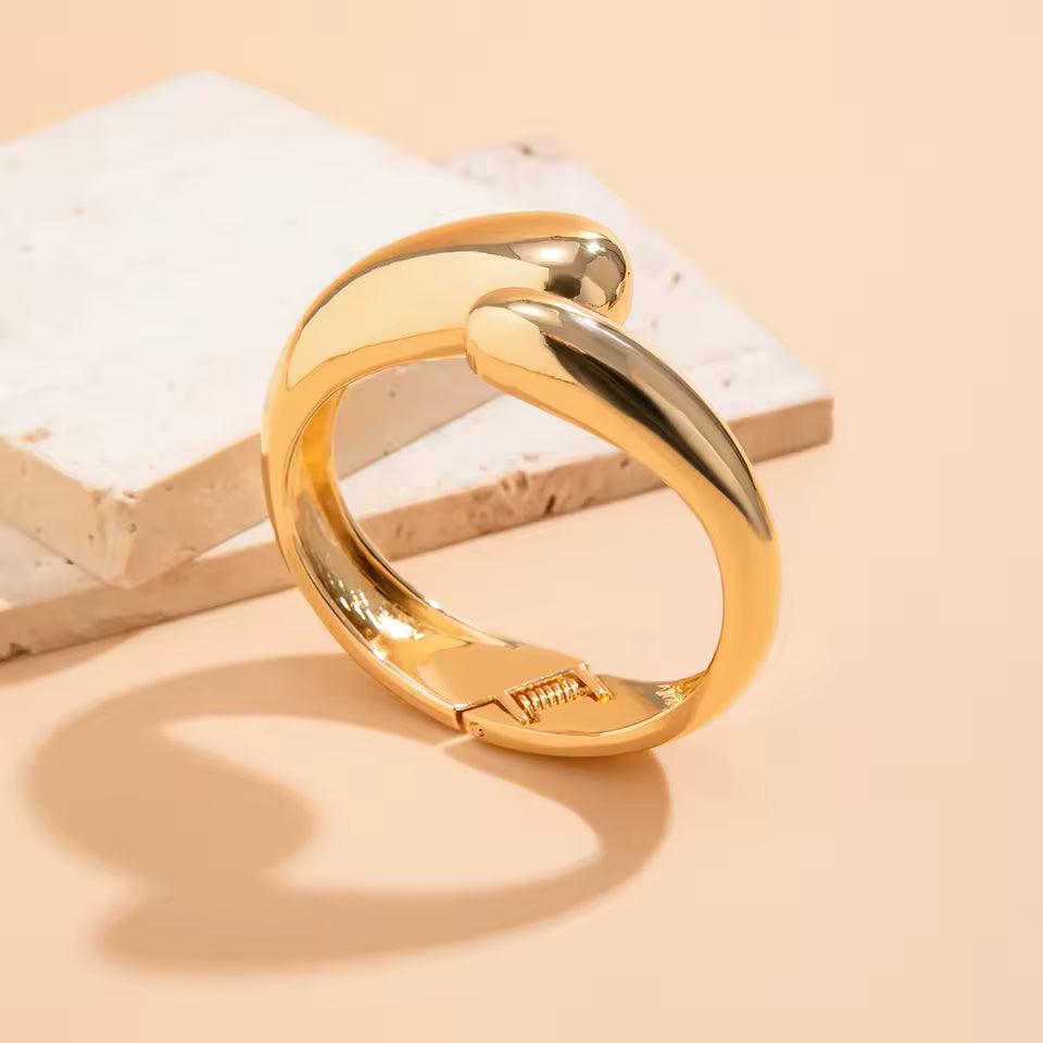 Gold Water Drop Bracelet – Adjustable Open Retro Cuff for Women